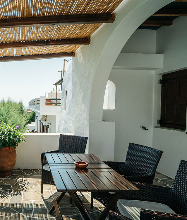 Πλακόστρωτη βεράντα με πέργκολα