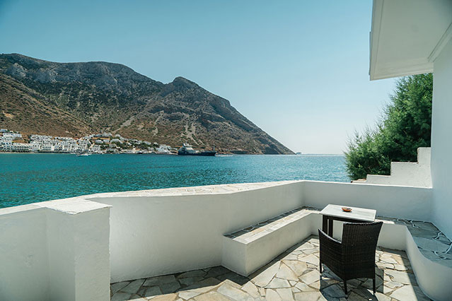 Πλακόστρωτη αυλή με θέα στη θάλασσα