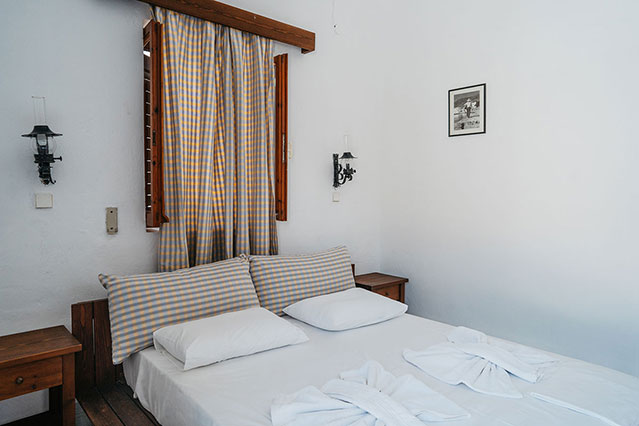 Δίκλινο δωμάτιο με διπλό κρεβάτι