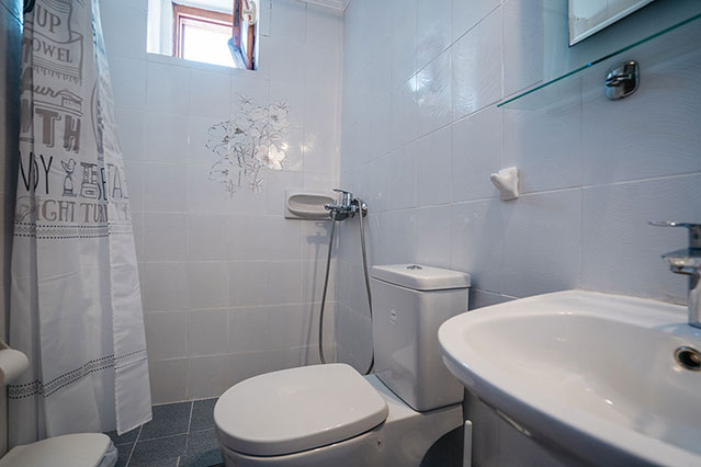 Μπάνιο δίκλινου δωματίου