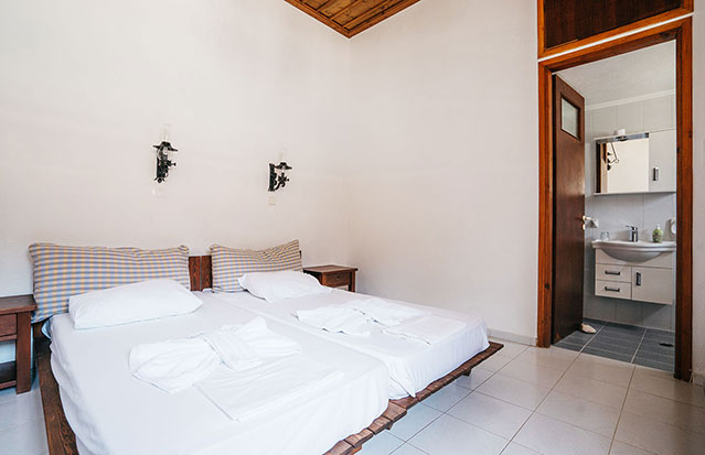 Ευρύχωρο δωμάτιο με μονά κρεβάτια