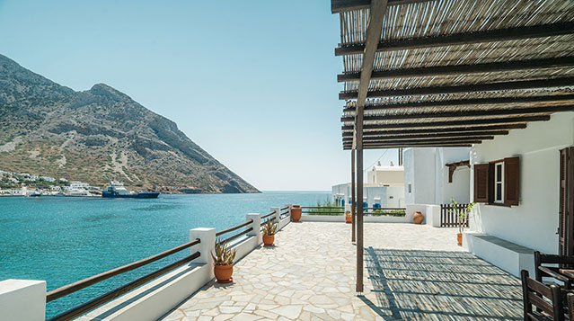 Αυλή με θέα στη θάλασσα και στον οικισμό των Καμαρών Σίφνου