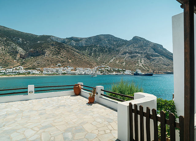 Πλακόστρωτη αυλή στα Seaside accommodation