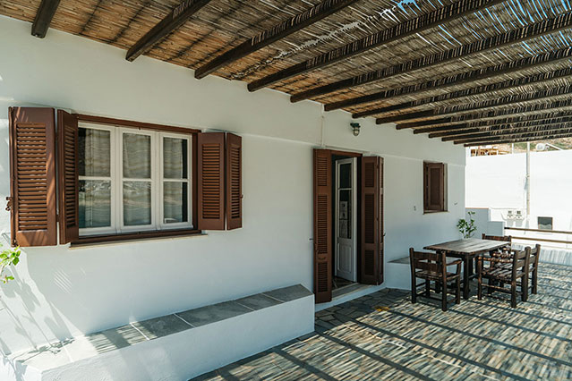 Σκιασμένη αυλή με θέα στη θάλασσα