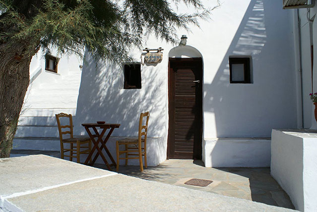 Πλακόστρωτη αυλή με φυσική σκιά από το αλμυρίκι