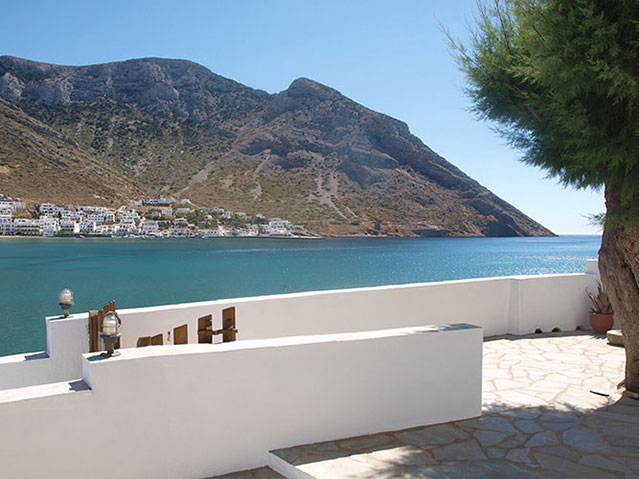 Πλακόστρωτη αυλή με θέα στη θάλασσα