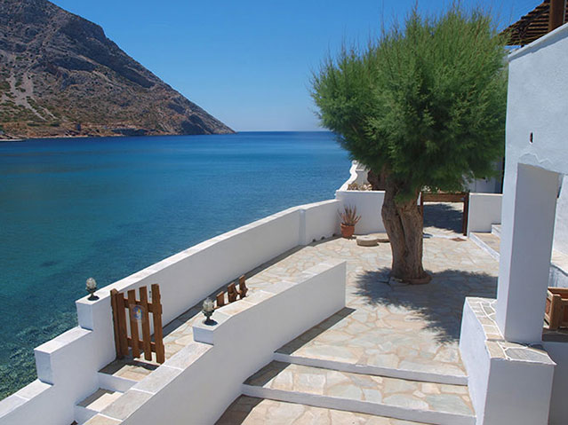 Πλακόστρωτη αυλή με θέα στη θάλασσα