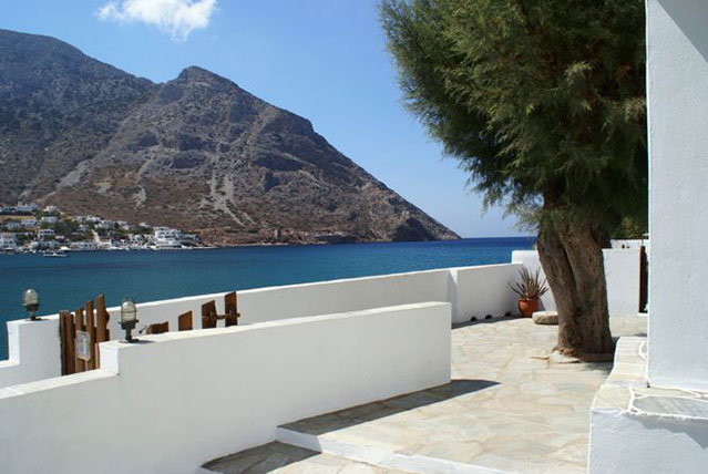 Πλακόστρωτη αυλή με θέα στη θάλασσα