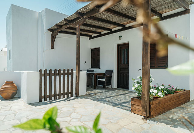 Πλακόστρωτη αυλή με πέργκολα